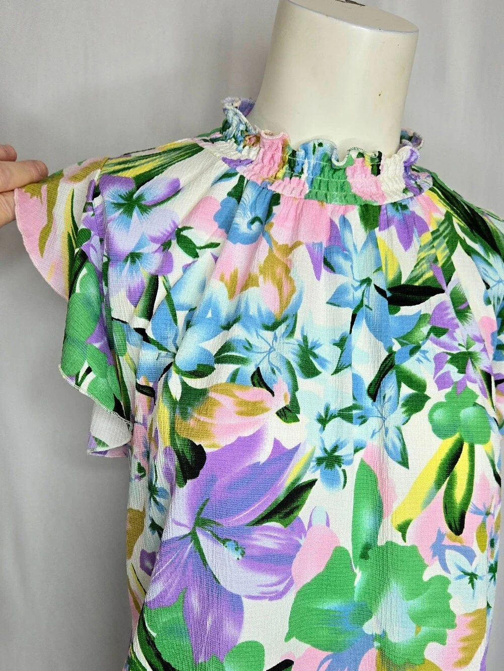 Melloday Watercolor Floral Flutter Sleeves Keyhole Blouse‎ M NWOT